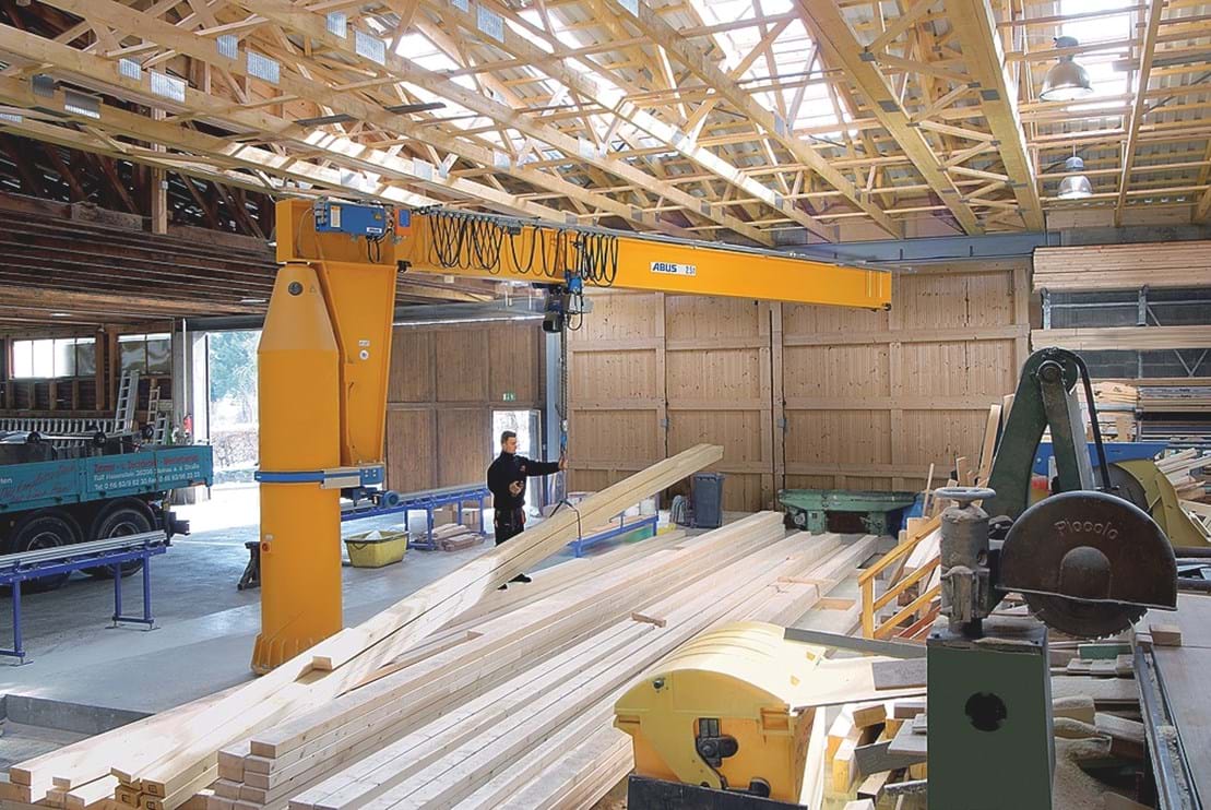 Jib crane untuk pabrik dengan ruang atap terbatas