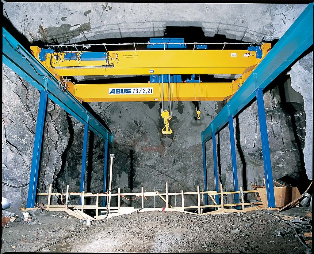 Overhead crane with independent column structure
