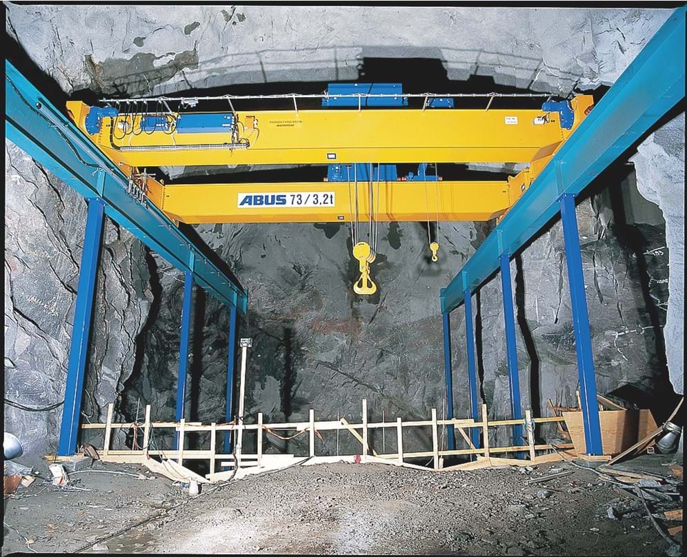 Overhead crane with independent column structure